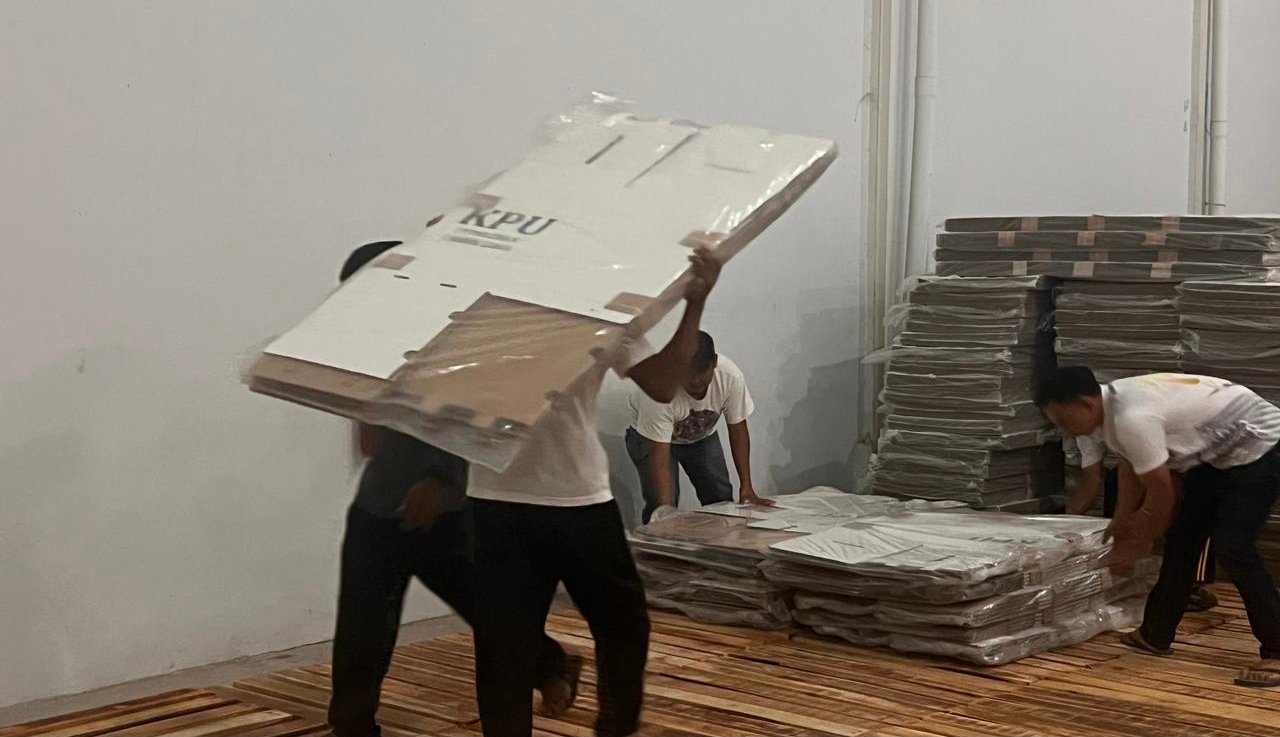 Ribuan kotak suara saat diturunkan di Gudang KPU Kota Sukabumi, di Jalan Lio, Kelurahan Balandongan, Kecamatan Citamiang, pada Minggu malam, 6 Oktober 2024. Foto: Istimewa.