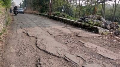 Kondisi ruas Jalan Merbabu, Kelurahan Karang Tengah, Kecamatan Gunungpuyuh, Kota Sukabumi. Foto: Istimewa.