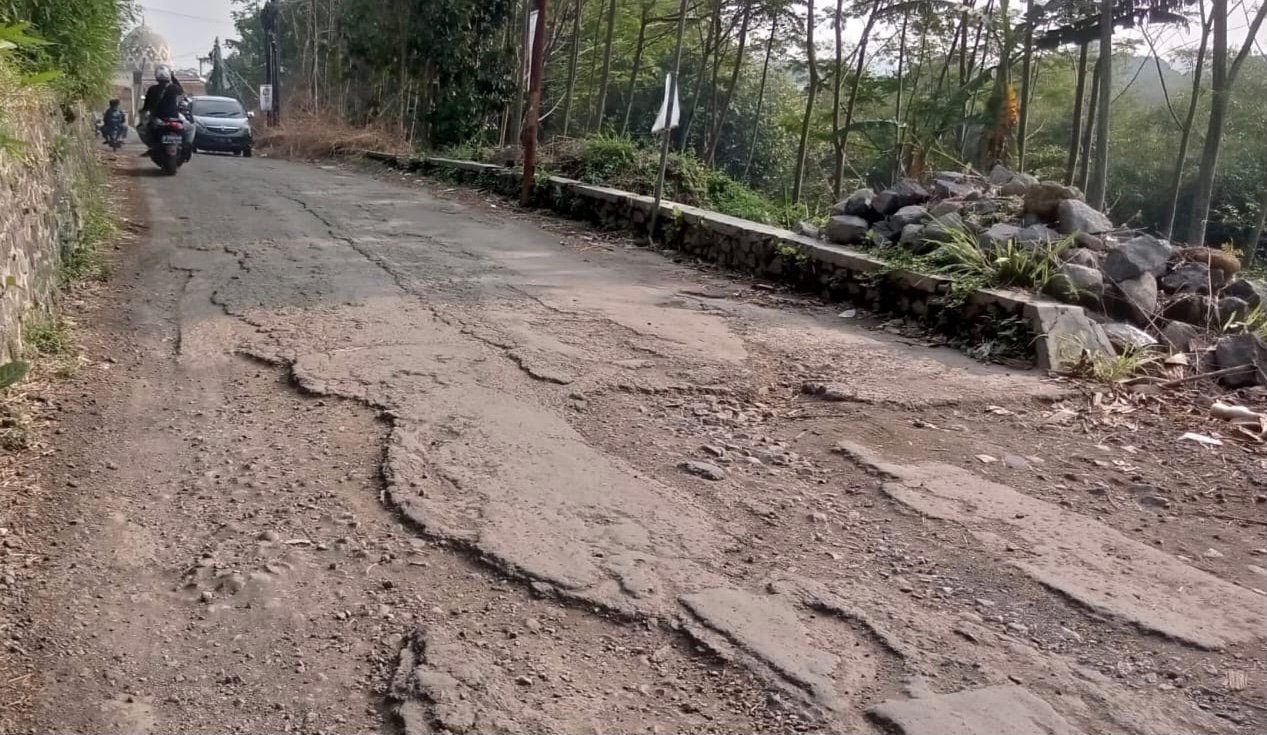 Kondisi ruas Jalan Merbabu, Kelurahan Karang Tengah, Kecamatan Gunungpuyuh, Kota Sukabumi. Foto: Istimewa.