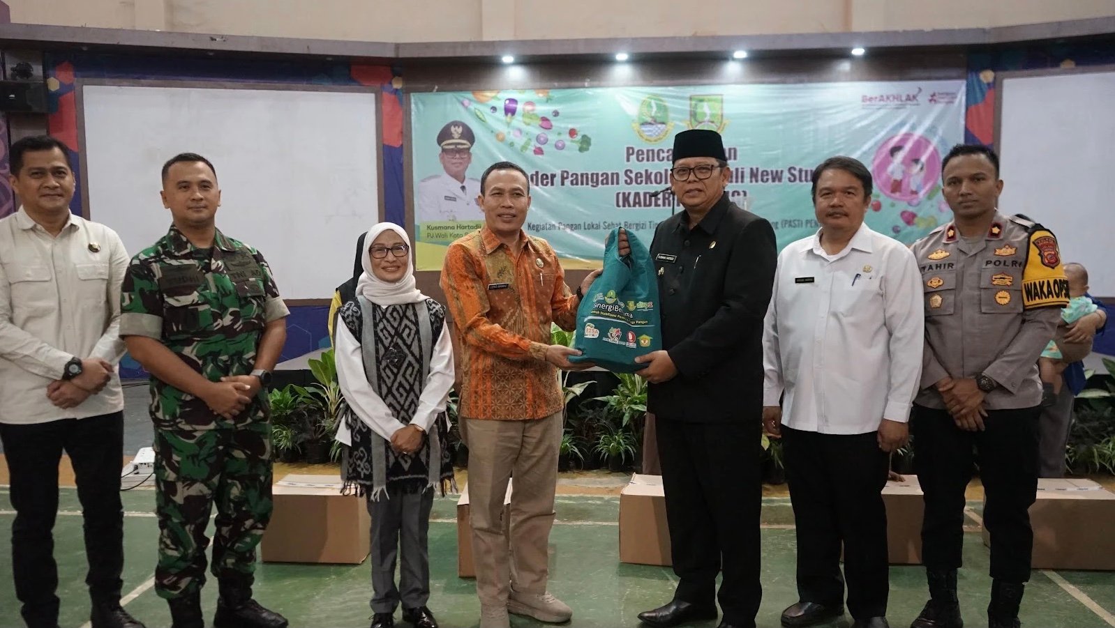 Pj Wali Kota Sukabumi, Kusmana Hartadji, meluncurkan program Kader Penting yang digelar di slaah satu sekolah di Jalan RH. Didi Sukardi, Kecamatan Citamiang, pada Rabu, 9 Oktober 2024. Foto: Dokpim Kota Sukabumi.