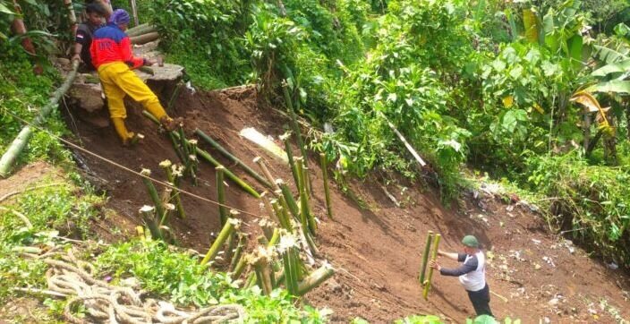 Bencana tanah longsor pasca curah hujan dengan intensitas tinggi mengguyur Kota Sukabumi pada beberapa waktu lalu. Foto: Dok. HALOSMI.