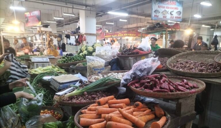 Sejumlah harga bapokting yang dijual di Pasar Kota Sukabumi. Foto: Nuria Ariawan/HALOSMI.