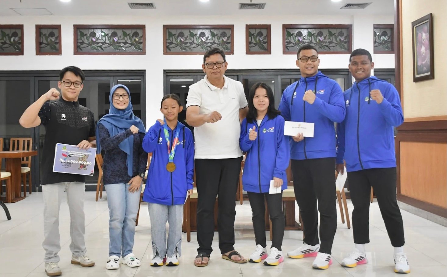 Pj Wali Kota Sukabumi, Kusmana Hartadji, memberikan apresiasi kepada atlet Kota Sukabumi yang mewakili kontingen Jawa Barat dalam ajang Peparnas XVII tahun 2024 di Kota Surakarta. Foto: Dokpim Kota Sukabumi.