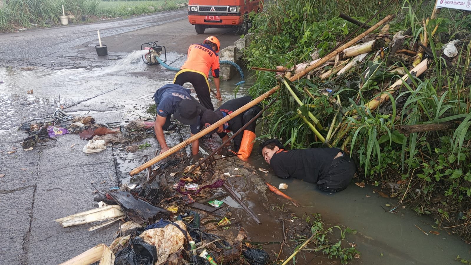 Petugas evakuasi material sampah yang menjadi salah satu penyebab terjadinya banjir limpasan di Jalan Sarasa RT. 02/05 Kelurahan Babakan, Kecamatan Cibeureum, Kota Sukabumi, pada Jumat, 11 Oktober 2024. Foto: Pusdalops PB BPBD Kota Sukabumi for HALOSMI.
