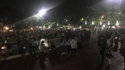 Kawasan Lapangan Merdeka menjadi lautan manusia di momen akhir pekan, pada Sabtu malam, 12 Oktober 2024. Foto: Nuria Ariawan/HALOSMI.