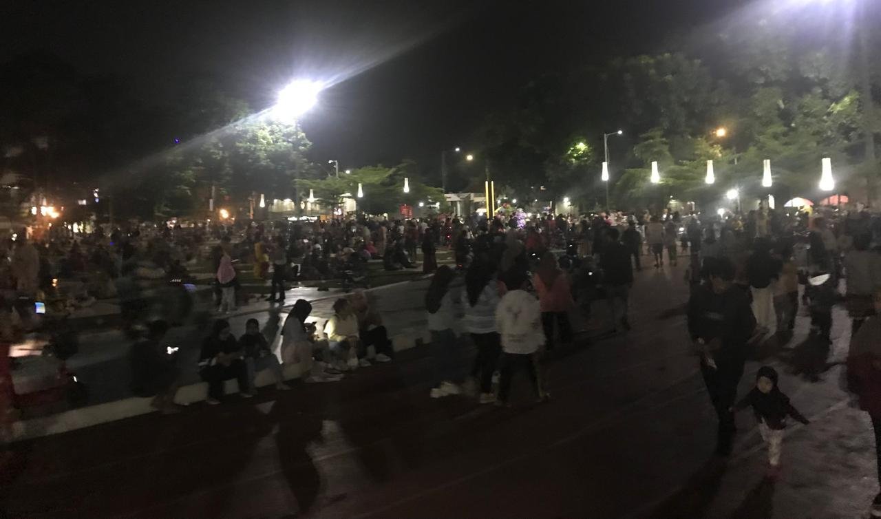 Kawasan Lapangan Merdeka menjadi lautan manusia di momen akhir pekan, pada Sabtu malam, 12 Oktober 2024. Foto: Nuria Ariawan/HALOSMI.