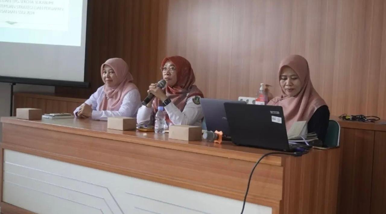 Kepala Dinkes Kota Sukabumi, Reni Rosyida Muthmainnah (tengah), menghadiri rakor persiapan SSGI tahun 2024. Foto: Istimewa.