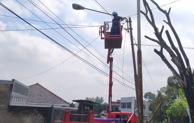 Petugas Dishub Kota Sukabumi melakukan perbaikan lampu PJU yang tak berfungsi, pada beberapa waktu lalu. Foto: Dok. HALOSMI.