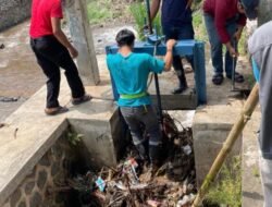 Gotongroyong Bareng Warga, DPUTR Bersihkan Bendung Cisuda