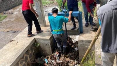 Petugas DPUTR Kota Sukabumi bersama warga melakukan pemeliharaan Bendung Cisuda 14, di Kelurahan Jayaraksa, Kecamatan Lembursitu, pada beberapa waktu lalu. Foto: Istimewa.