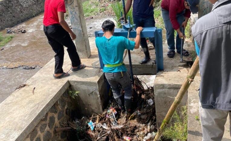 Petugas DPUTR Kota Sukabumi bersama warga melakukan pemeliharaan Bendung Cisuda 14, di Kelurahan Jayaraksa, Kecamatan Lembursitu, pada beberapa waktu lalu. Foto: Istimewa.