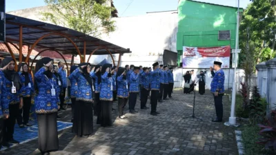 Pj Wali Kota Sukabumi, Kusmana Hartadji, saat memimpin kegiatan apel pagi di kantor Disdukcapil Kota Sukabumi pada Kamis, 17 Oktober 2024. Foto: Dokpim Kota Sukabumi.