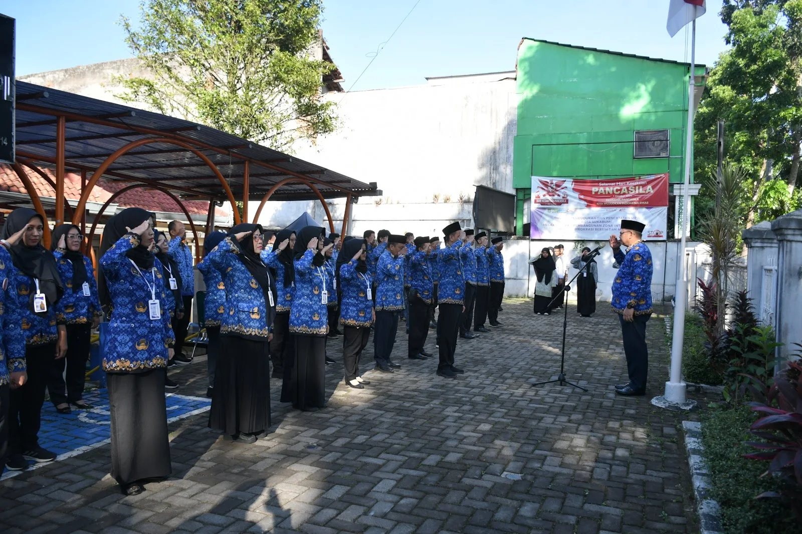 Pj Wali Kota Sukabumi, Kusmana Hartadji, saat memimpin kegiatan apel pagi di kantor Disdukcapil Kota Sukabumi pada Kamis, 17 Oktober 2024. Foto: Dokpim Kota Sukabumi.
