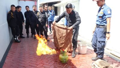 Kalapas Kelas IIB Sukabumi, Gatot Harisaputro, saat mengikuti simulasi pemadaman kebakaran pada Kamis, 30 Oktober 2024. Foto: Humas Lapas Sukabumi.