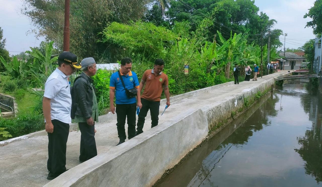 Lurah Gunungpuyuh, Maman Al Rachman, bersama jajarannya melaksanakan monev P2RW di wilayah RW 5, belum lama ini. Foto: Istimewa.