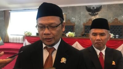 Ketua DPRD Kota Sukabumi, Wawan Juanda, didampingi Wakil Ketua DPRD II Rojab Asyari, usai dilantik dalam rapat paripurna pengucapan sumpah atau janji pimpinan DPRD, pada beberapa waktu lalu. Foto: Nuria Ariawan/HALOSMI.