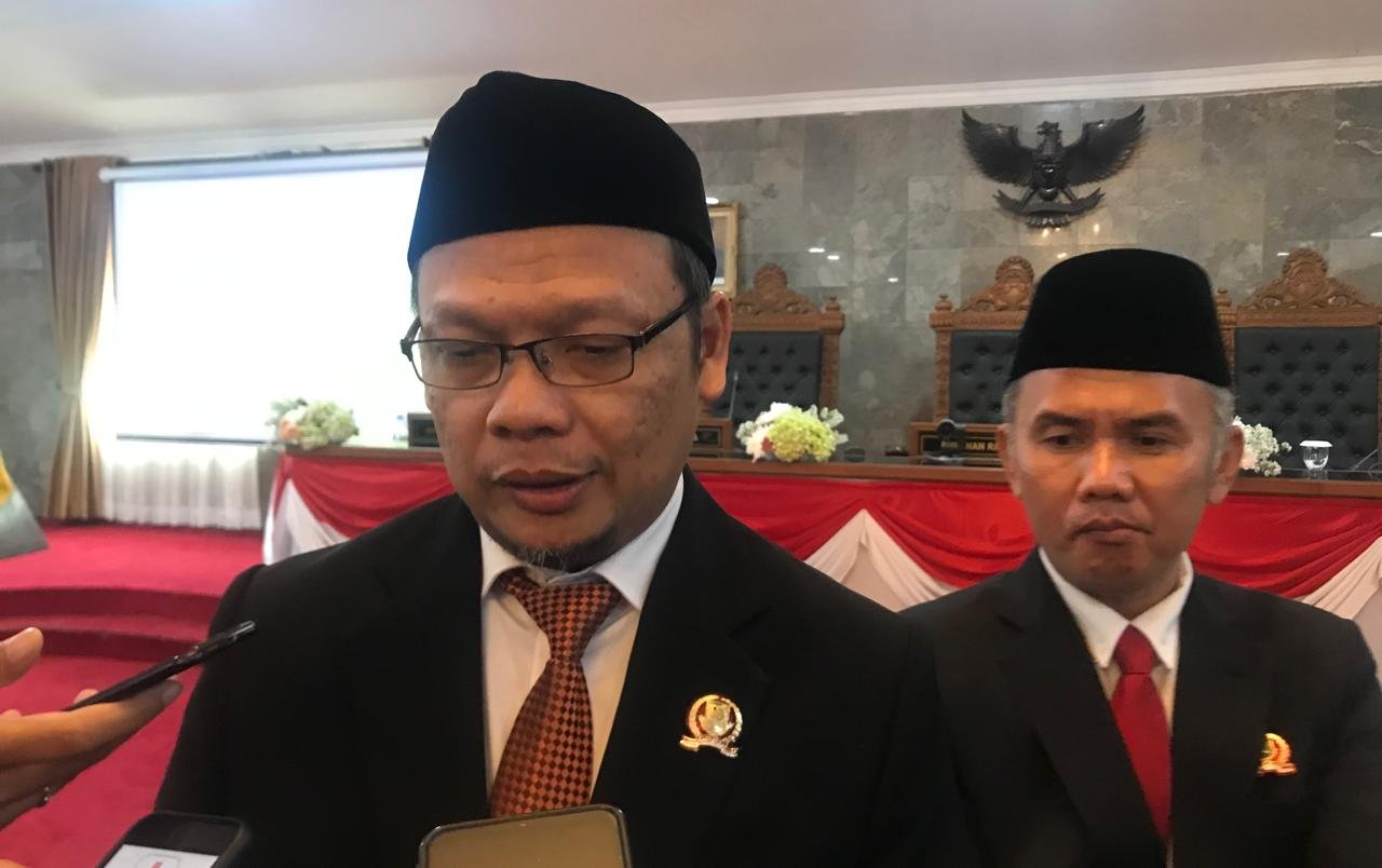 Ketua DPRD Kota Sukabumi, Wawan Juanda, didampingi Wakil Ketua DPRD II Rojab Asyari, usai dilantik dalam rapat paripurna pengucapan sumpah atau janji pimpinan DPRD, pada beberapa waktu lalu. Foto: Nuria Ariawan/HALOSMI.
