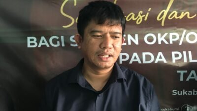 Ketua KPU Kota Sukabumi, Imam Sutrisno, saat diwawancarai awak media usai melaksanakan sosialisasi dan pendidikan pemilih pada Pilkada serentak 2024 yang digelar di Sekretariat PWI, pada Sabtu, 19 Oktober 2024. Foto: Nuria Ariawan/HALOSMI.