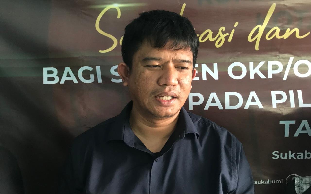 Ketua KPU Kota Sukabumi, Imam Sutrisno, saat diwawancarai awak media usai melaksanakan sosialisasi dan pendidikan pemilih pada Pilkada serentak 2024 yang digelar di Sekretariat PWI, pada Sabtu, 19 Oktober 2024. Foto: Nuria Ariawan/HALOSMI.
