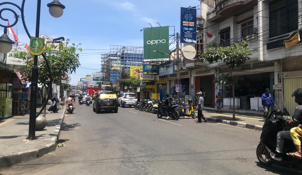 Lokasi parkir di ruas Jalan Jendral Ahmad Yani, Kecamatan Cikole, Kota Sukabumi. Foto: Nuria Ariawan/HALOSMI.