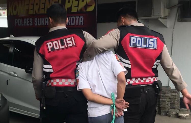 Seorang pelajar yang terlibat aksi tawuran di Lapang Merdeka, Kota Sukabumi berhasil diamankan petugas, pada Senin, 21 Oktober 2024. Foto: Nuria Ariawan/HALOSMI.
