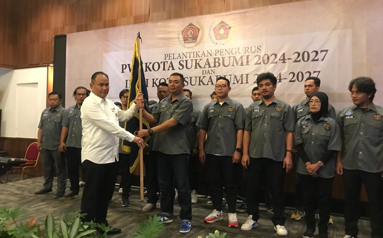 Ketua PWI Jabar, Hilman Hidayat, resmi melantik pengurus PWI Kota Sukabumi periode 2024-2027 yang digelar di salah satu hotel di Jalan Suryakencana, Kecamatan Cikole, pada Senin, 21 Oktober 2024. Foto: Nuria Ariawan/HALOSMI.