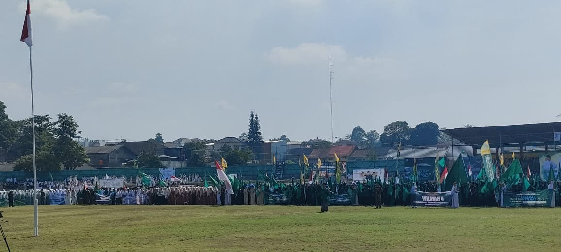 Upacara peringatan Hari Santri Nasional tingkat Kabupaten Sukabumi, pada Selasa, 22 Oktober 2024. Foto: Pendim 0607 for HALOSMI.