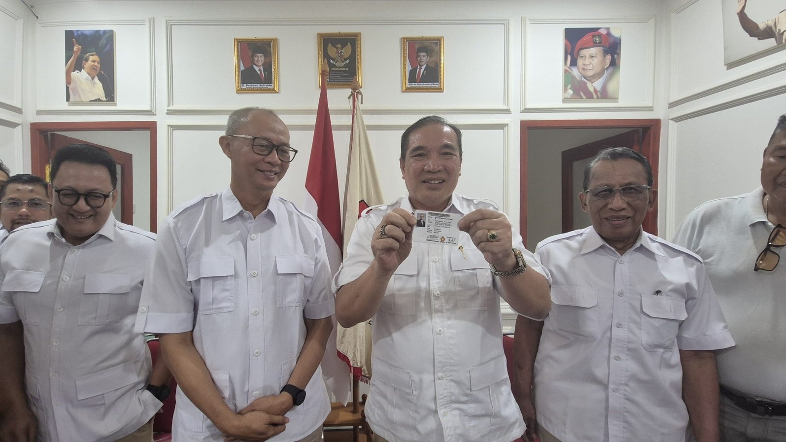 Calon Wakil Wali Kota Sukabumi nomor urut 1, Dida Sembada, secara resmi menerima KTA Partai Gerindra. Foto: Istimewa.