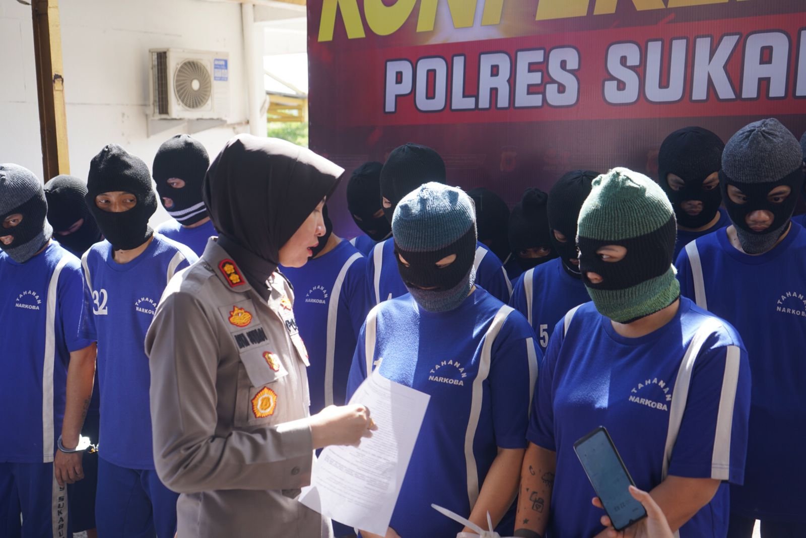 Kapolres Sukabumi Kota, AKBP Rita suwadi, saat meminta keterangan kepada SS dan IS saat konferensi pers di halaman Mapolres Sukabumi Kota, pada Jumat, 25 Oktober 2024. Foto: Nuria Ariawan/HALOSMI.