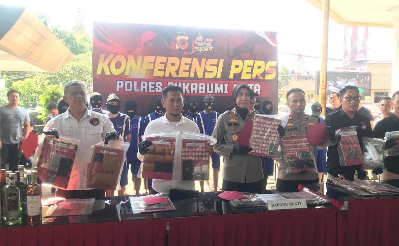 Kapolres Sukabumi Kota, AKBP Rita Suwadi, menunjukkan barang bukti pengungkapan kasus narkoba saat konferensi pers di halaman Mapolres Sukabumi Kota, pada Jumat, 25 Oktober 2024. Foto: Nuria Ariawan/HALOSMI.