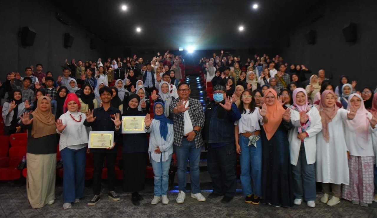 Pj Wali Kota Sukabumi, Kusmana Hartadji, menghadiri kegiatan kampanye pencegahan kekerasan pada anak yang digelar di salah satu bioskop, di Jalan Bhayangkara, pada Sabtu, 26 Oktober 2024. Foto: Dokpim Kota Sukabumi.