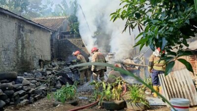Gudang Milik Warga di Cikole Sukabumi Ludes Terbakar