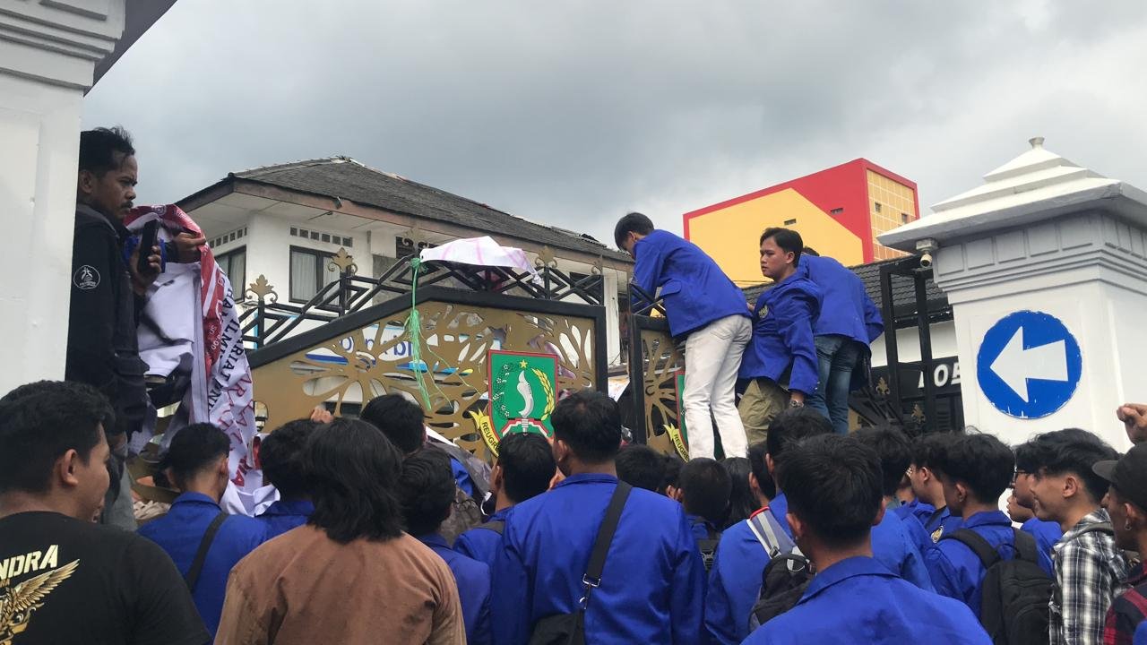 Mahasiswa mendesak masuk ke area Pemkot Sukabumi saat aksi unjuk rasa, pada Senin, 28 Oktober 2024. Foto: Nuria Ariawan/HALOSMI.