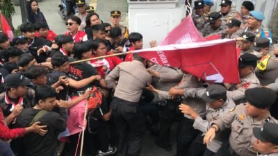 Ricuh! Demo Mahasiswa di Depan Kantor DPRD Kota Sukabumi