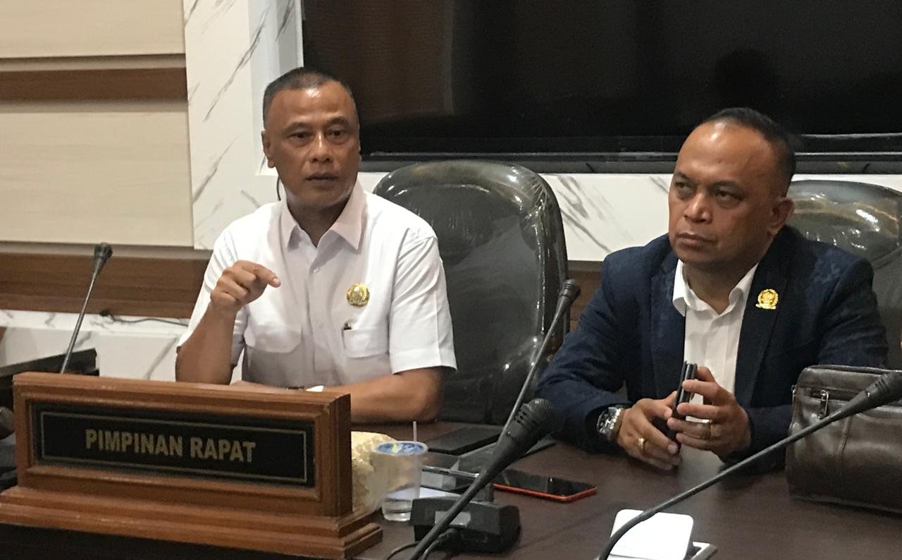 Ketua Komisi II DPRD Kota Sukabumi Fraksi PPP, Muchendra (kiri) didampingi Anggota Komisi II DPRD Fraksi Partai NasDem, Sahat Simangunsong (kanan), saat diwawancarai awak media, pada Rabu, 30 Oktober 2024. Foto: Nuria Ariawan/HALOSMI.