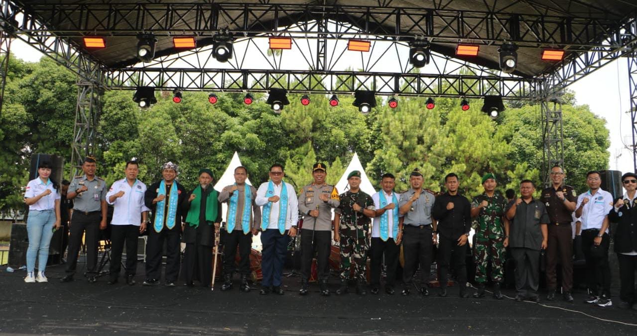 Unsur Forkopimda Kota dan Kabupaten Sukabumi menghadiri kegiatan deklarasi pelajar anti narkoba dan gebyar festival seni yang digelar di Lapangan Setukpa Lemdiklat Polri, pada Rabu, 30 Oktober 2024. Foto: Humas BNNK Sukabumi.