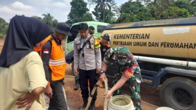 Anggota Koramil 0607-10/Nagrak bersama dengan pemerintah setempat mendistribusikan air bersih kepada warga di Kampung Cangkore, Desa Cisarua, Kecamatan Nagrak, pada Selasa, 30 Oktober 2024. Foto: Pendim 0607 for HALOSMI.