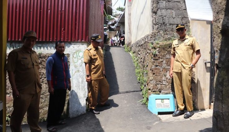 Lurah Karamat, Nandar Sudrajat, bersama jajarannya melaksanakan monev P2RW di sembilan RW, belum lama ini. Foto: Istimewa.