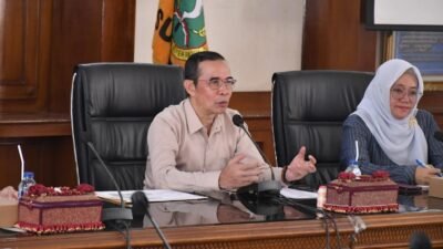 Pj Sekda Kota Sukabumi, Hasan Asari, memberikan arahan dalam rakor kewilayahan untuk penguatan literasi dalam pembentukan perpustakaan di kelurahan, yang digelar di Oproom Setda, pada Jumat, 11 Oktober 2024. Foto: Dokpim Kota Sukabumi.