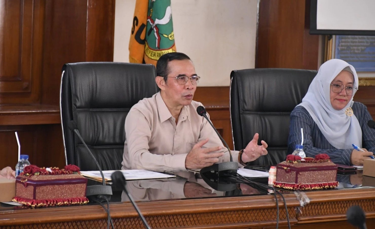 Pj Sekda Kota Sukabumi, Hasan Asari, memberikan arahan dalam rakor kewilayahan untuk penguatan literasi dalam pembentukan perpustakaan di kelurahan, yang digelar di Oproom Setda, pada Jumat, 11 Oktober 2024. Foto: Dokpim Kota Sukabumi.