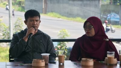 Ketua KPU Kota Sukabumi, Imam Sutrisno (kiri), saat menjadi salah satu narasumber dalam kegiatan coffee morning, pada Jumat, 11 Oktober 2024. Foto: Istimewa.