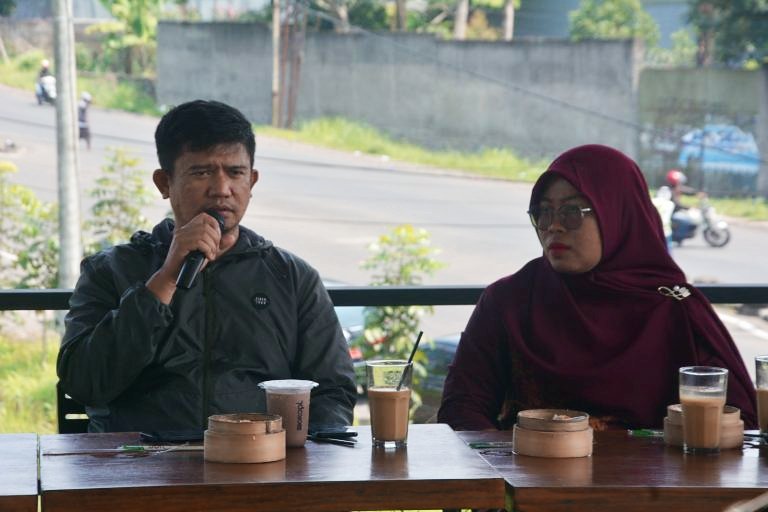 Ketua KPU Kota Sukabumi, Imam Sutrisno (kiri), saat menjadi salah satu narasumber dalam kegiatan coffee morning, pada Jumat, 11 Oktober 2024. Foto: Istimewa.
