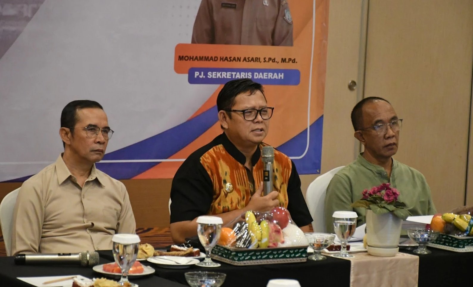 Pj Wali Kota Sukabumi, Kusmana Hartadji, menghimbau kepada kepala perangkat daerah agar segera melengkapi data realisasi kinerja dan serapan anggaran pada Aplikasi Sipeka. Foto: Dokpim Kota Sukabumi.