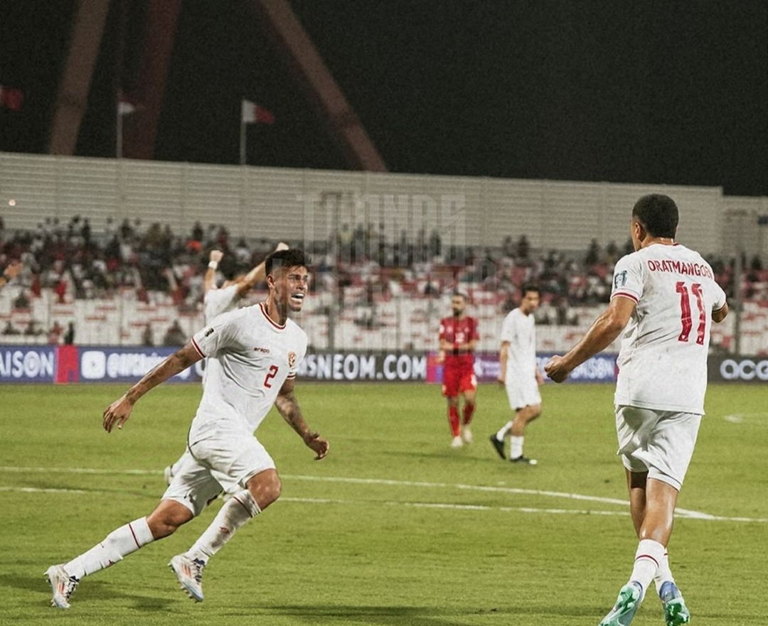 Mees Hilgers melakukan selebrasi dengan Ragnar Oratmangoen pada laga melawan Bahrain. (Instagram/@timnasindonesia)