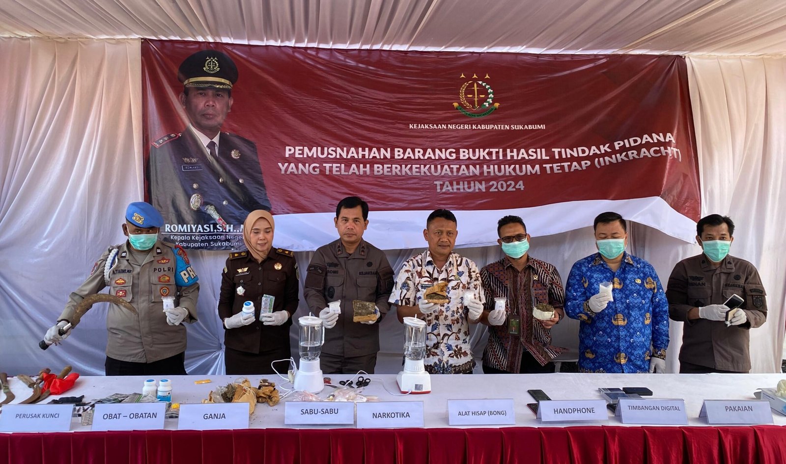 Forkopimda Kabupaten melaksanakan pemusnahan barang bukti yang yang sudah berkekuatan hukum tetap atau inkrah di kantor Kejari, pada Kamis, 17 Oktober 2024. Foto: Humas BNNK Sukabumi.