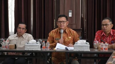 Pj Walikota Sukabumi, Kusmana Hartadji (tengah), saat menghadiri Klarifikasi Sistem Merit ASN secara virtual, yang digelar di ruang Pertemuan Setda Kota Sukabumi. Foto: Dokpim Kota Sukabumi.