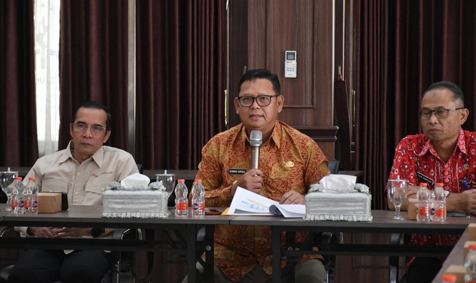Pj Walikota Sukabumi, Kusmana Hartadji (tengah), saat menghadiri Klarifikasi Sistem Merit ASN secara virtual, yang digelar di ruang Pertemuan Setda Kota Sukabumi. Foto: Dokpim Kota Sukabumi.