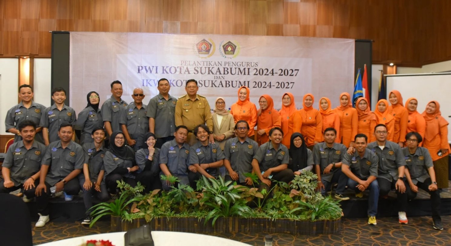 Pj Wali Kota Sukabumi, Kusmana Hartadji, menghadiri pelantikan pengurus PWI dan IKWI periode 2024-2027 yang digelar di salah satu hotel di Jalan Suryakencana, Kecamatan Cikole, pada Senin, 21 Oktober 2024. Foto: Dokpim Kota Sukabumi.