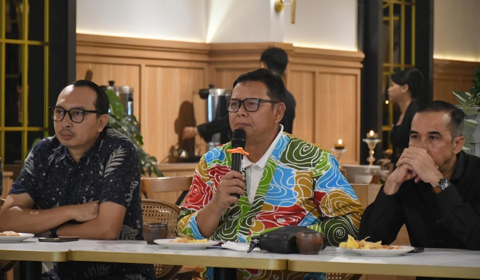 Pj Wali Kota Sukabumi, Kusmana Hartadji, menghadiri rapat pembahasan persiapan penambahan modal Pemkot Sukabumi kepada bank bjb. Foto: Dokpim Kota Sukabumi.