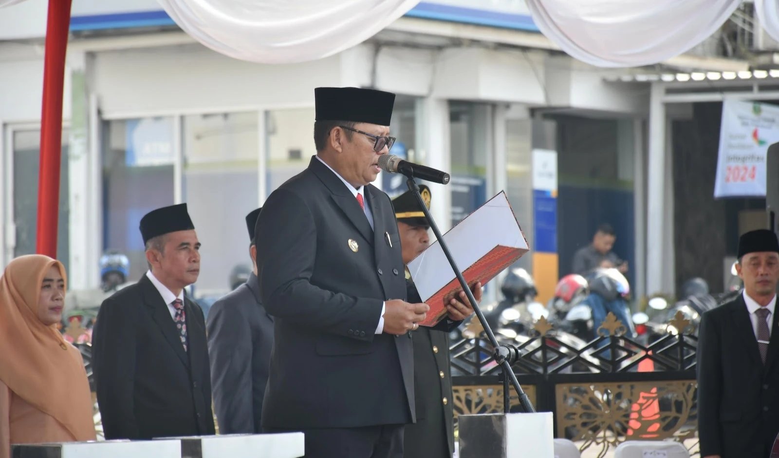 Pj Wali Kota Sukabumi, Kusmana Hartadji, memimpin upacara peringatan Hari Sumpah Pemuda ke-96, pada Senin, 28 Oktober 2024. Foto: Dokpim Kota Sukabumi.